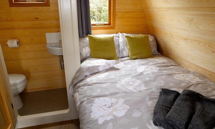 Mega Pod 2 Bed and Bathroom